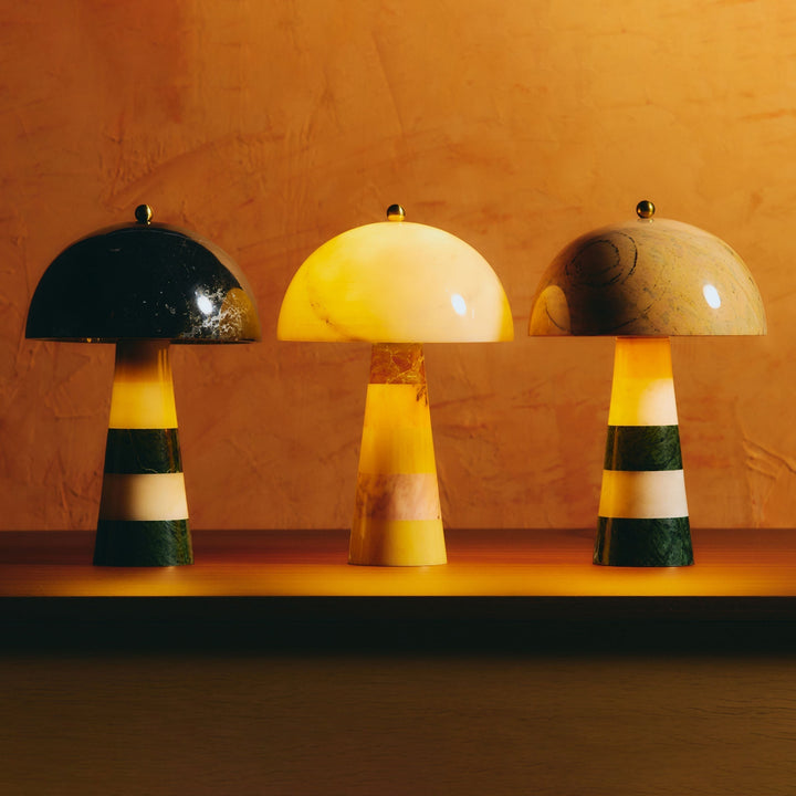 Lámpara de mesa de mármol genuino, diseño orgánico veteado que realza cualquier hogar.