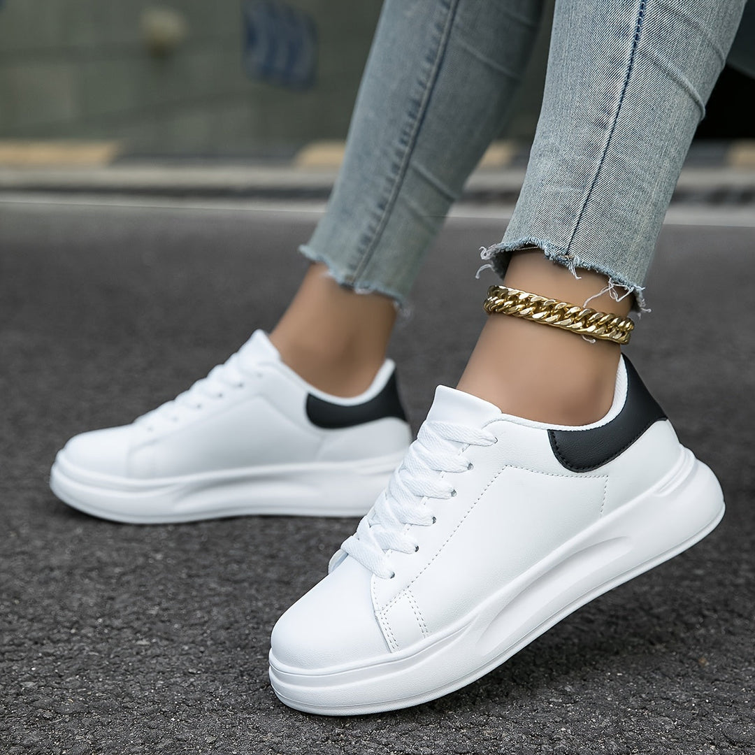 Calzado femenino HERTA de plataforma, zapatillas blancas que combinan comodidad y moda para un estilo moderno.