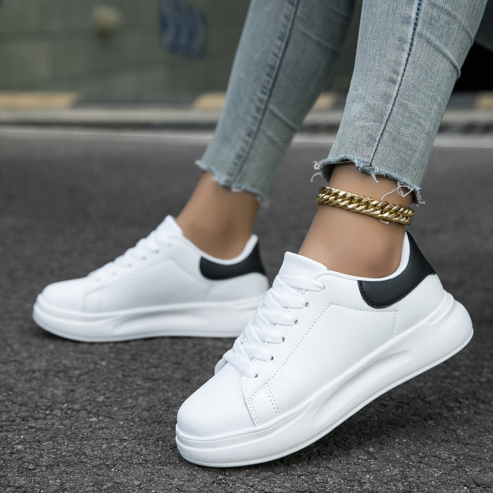 Calzado femenino HERTA de plataforma, zapatillas blancas que combinan comodidad y moda para un estilo moderno.