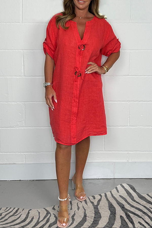 Elegante vestido de lino casual para mujer con mangas enrolladas. Perfecto para moda femenina de verano.
