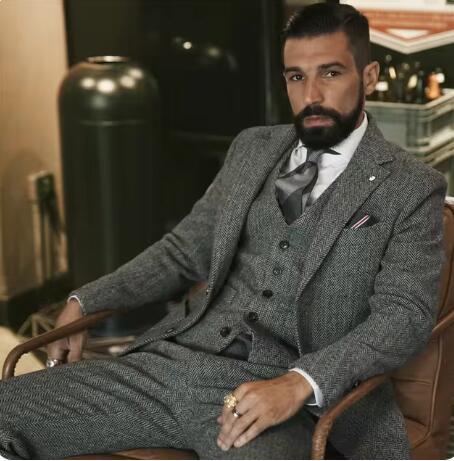 Elegante traje de hombre slim fit de espiga. Ropa formal masculina para un estilo moderno y sofisticado.