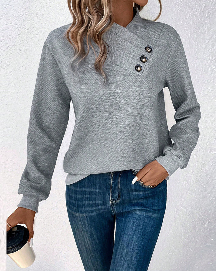 Mujer mostrando jersey clásico gris, cómodo y versátil. Pullover de moda femenina para atuendos elegantes o casuales.