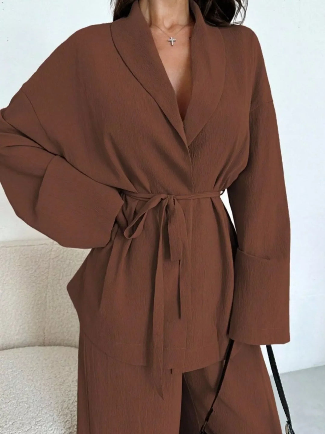 Conjunto mujer oficina: Top con lazo, pantalón ancho. Estilo profesional y chic.