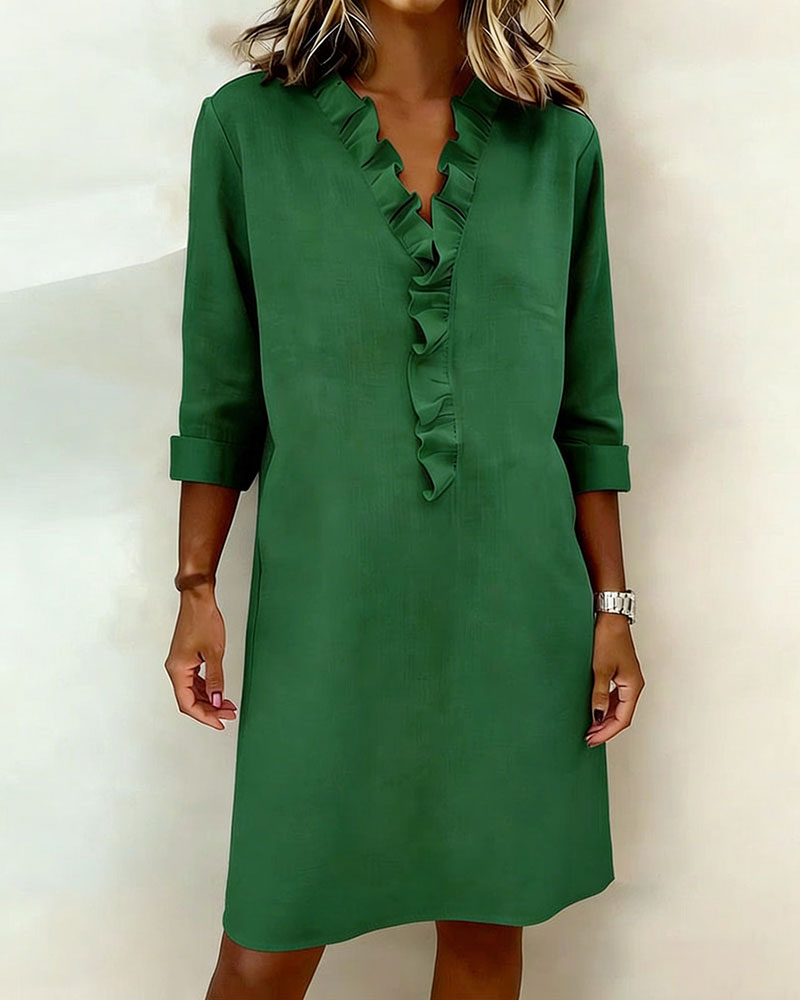 Vestido de día para mujer con escote V, volantes y tela ligera. Moda primavera-verano, ropa femenina.