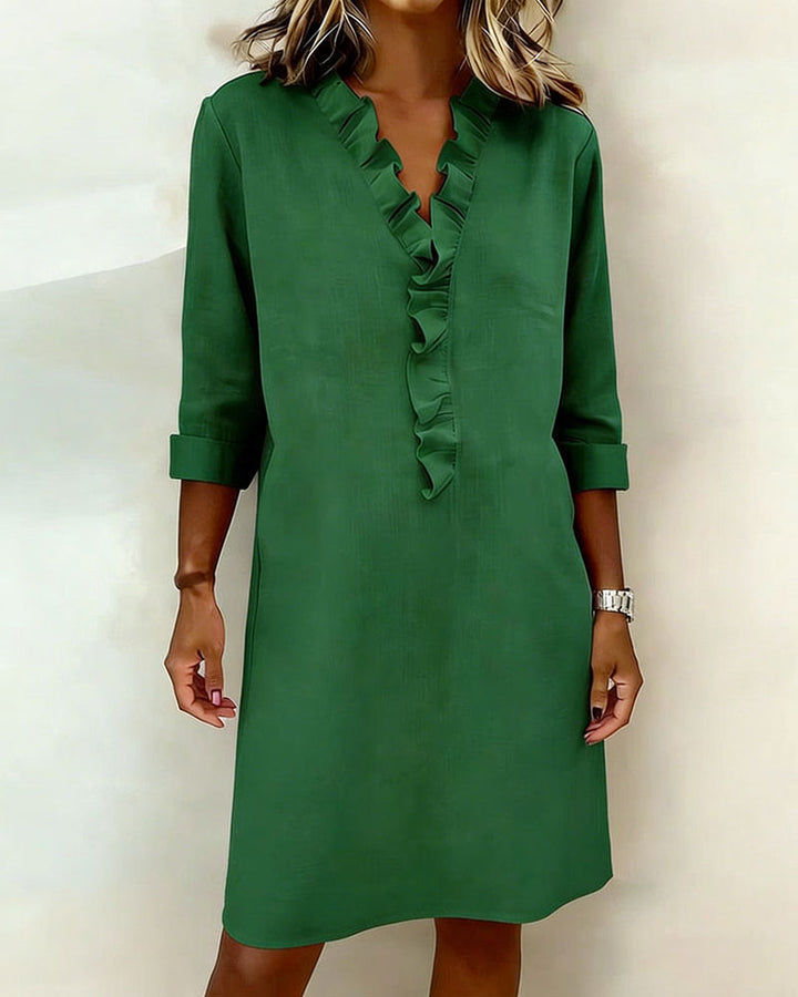 Vestido de día para mujer con escote V, volantes y tela ligera. Moda primavera-verano, ropa femenina.