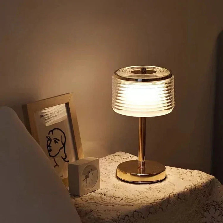 Lámpara de mesa LED Cirvella de estilo moderno. Ilumina con luz cálida, transformando cualquier espacio con elegancia.