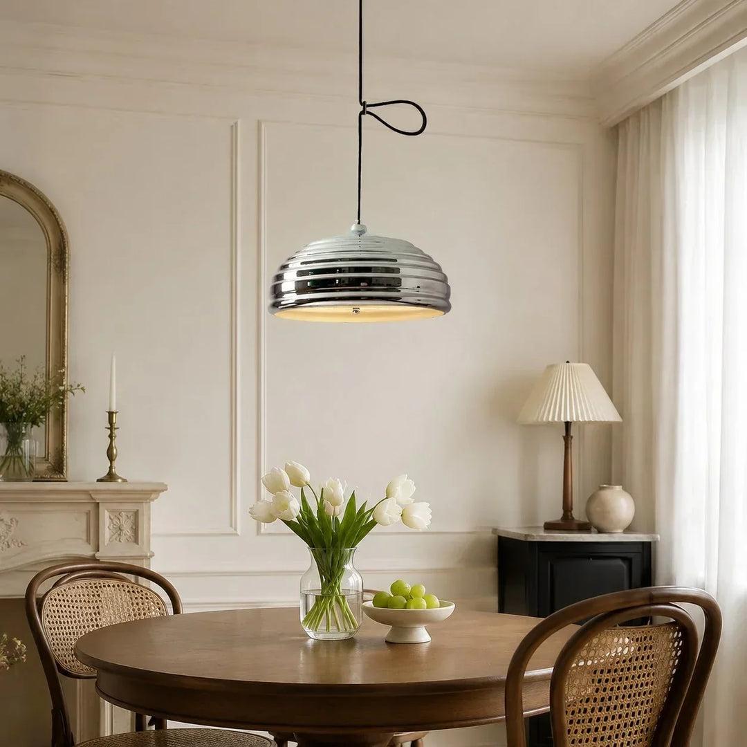 Lámpara colgante ajustable de cromo pulido para comedor o cocina, diseño moderno industrial.