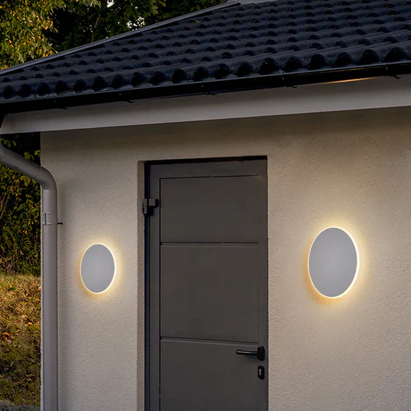 Luz LED redonda para exteriores, aplique moderno. Embellece entradas y jardines.