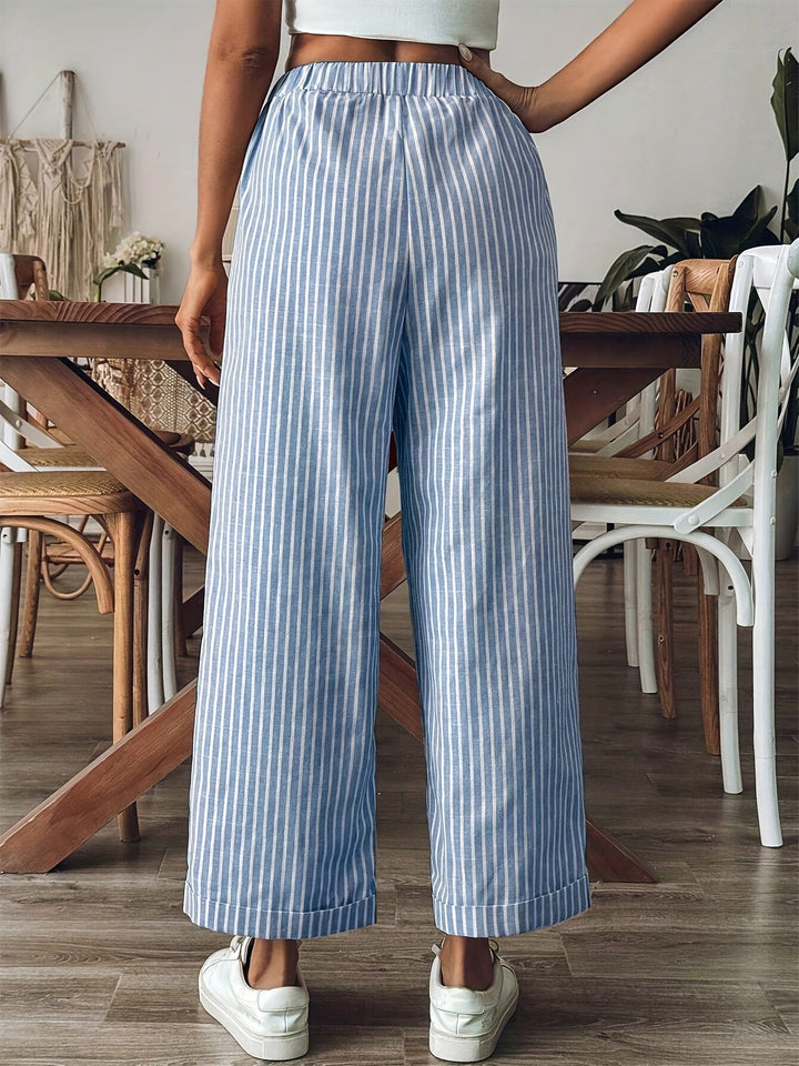 Pantalón de rayas para mujer, de corte fluido, ideal para un estilo cómodo y moderno en verano.