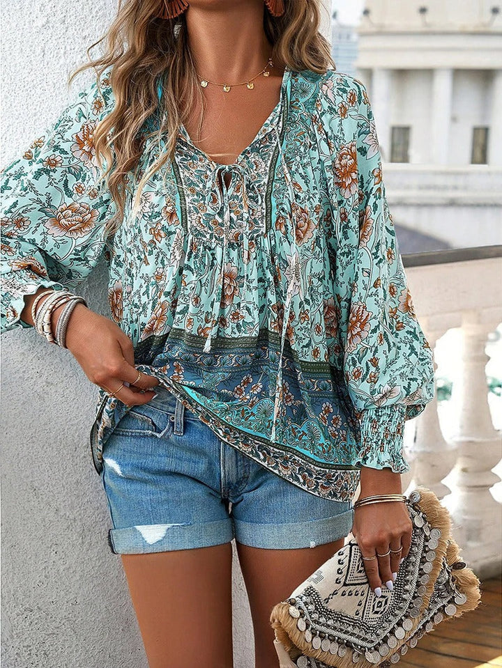 Estampado floral detallado en top casual de moda para mujer, fresco y moderno.