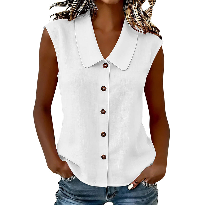 Primer plano de los botones decorativos en la blusa fluida sin mangas con cuello V para mujer.