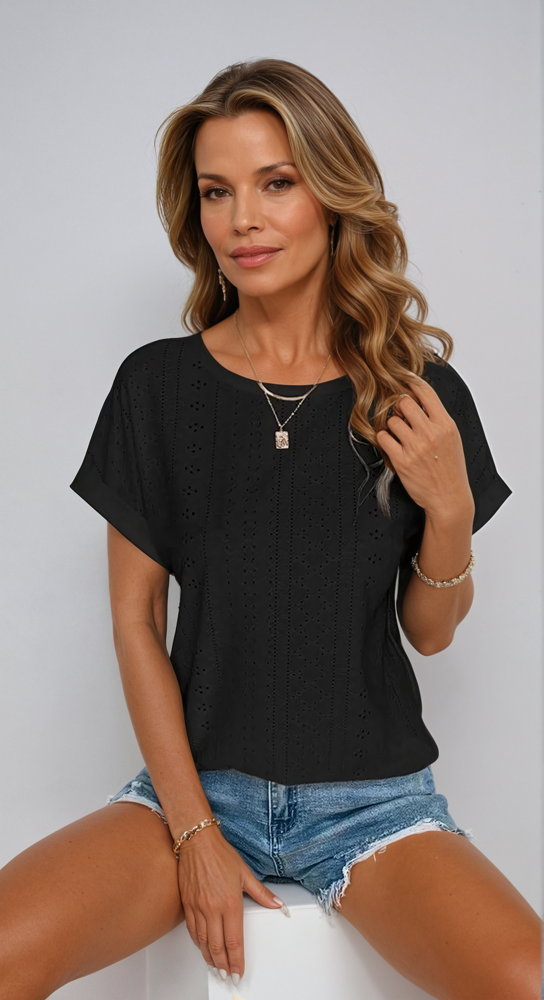 Top de mujer con ojal, blusa casual disponible en tallas grandes, moda femenina fresca.