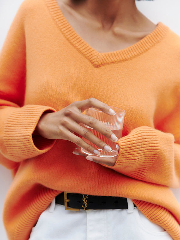 Jersey de punto fino mujer, cuello V. Manga larga, textura suave. Estilo casual y elegante para el invierno.