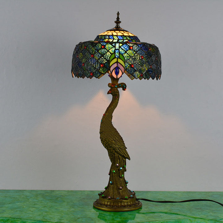 Lámpara de mesa estilo Tiffany, cúpula de vidrio multicolor, ideal para decoración de hogar y ambiente.