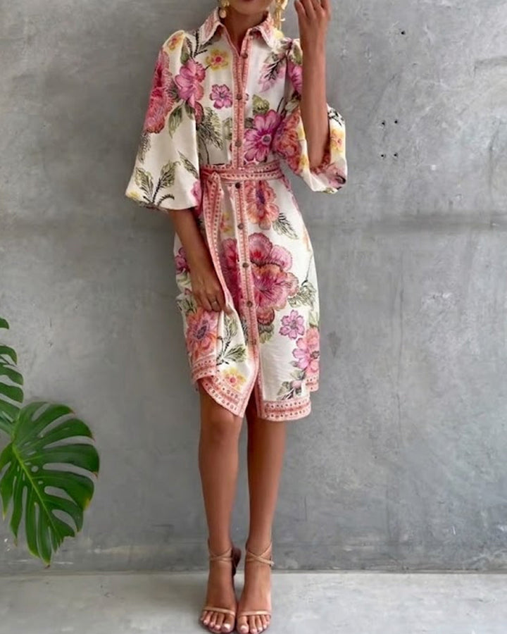 Outfit femenino: Vestido floral con mangas farol y botones, tendencia primavera-verano.
