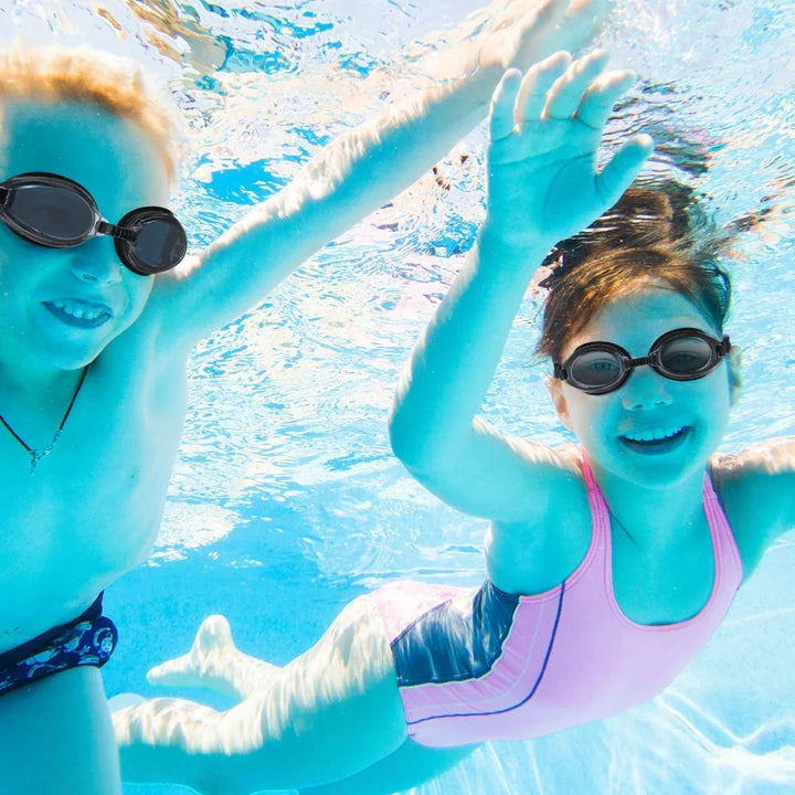 Gafas natación de alto rendimiento para adultos. Antifugas, visión clara y ajuste cómodo para todas tus actividades acuáticas.