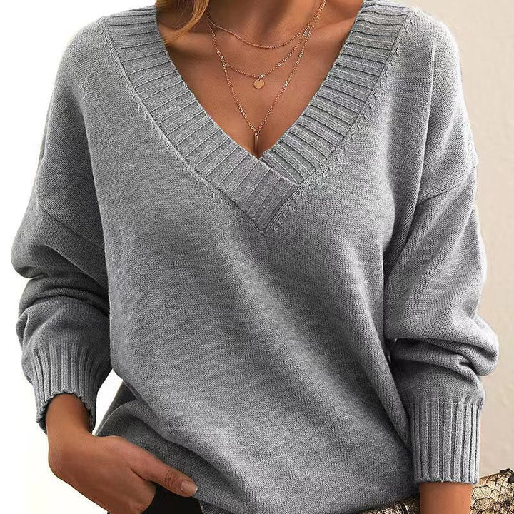 Mujer vistiendo suéter elegante de cuello redondo, look casual y moderno. Ideal para el frío con ropa cómoda femenina.