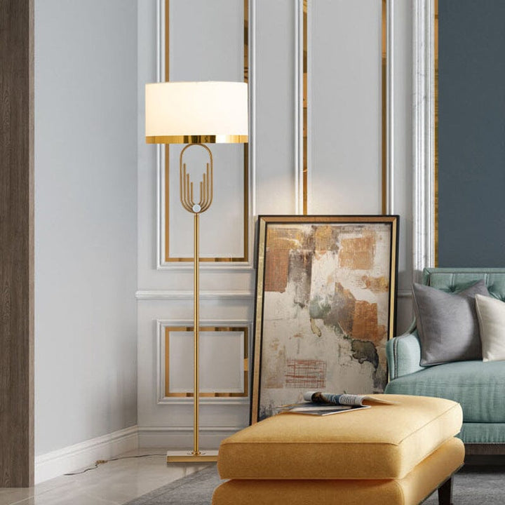 Lámpara de pie dorada Aurelia, estilo Art Decó. Elemento decorativo clave para iluminación y diseño hogar.