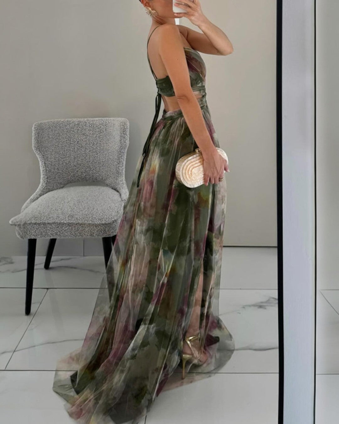 Vestido maxi femenino floral con tirantes. Diseño fluido y elegante para mujer, cómodo para verano y fiesta.