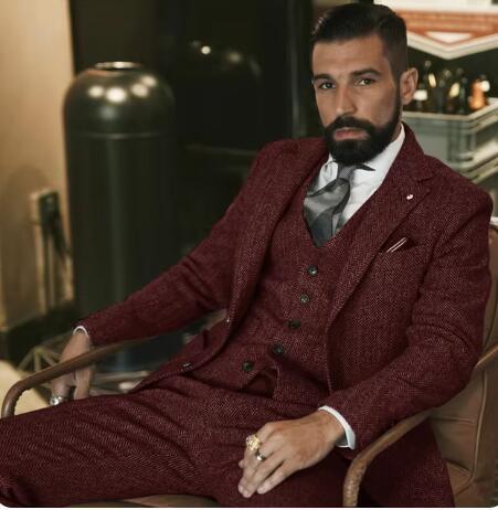 Detalle de tela de espiga en traje de hombre tres piezas. Diseño slim fit y estilo elegante británico.