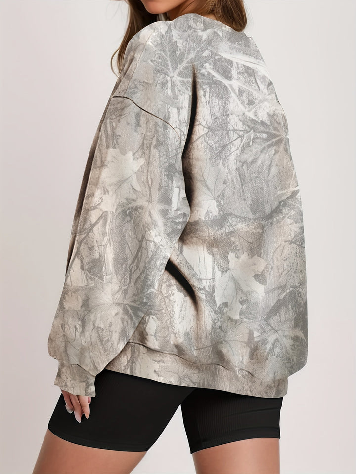 Detalle de puños acanalados en sudadera camuflaje oversize de manga larga para mujer, confort.