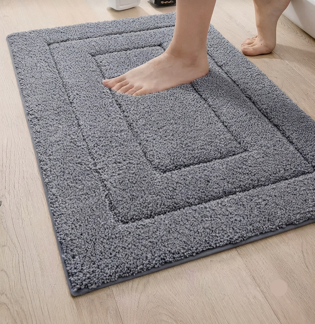 Alfombra de baño de microfibra gris, antideslizante y suave de doble capa para confort y seguridad.
