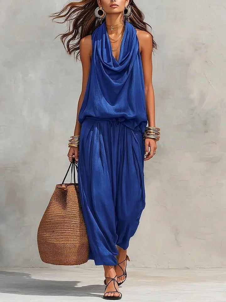 Conjunto de mujer con silueta fluida, top drapeado elegante y pantalón amplio moderno, ideal para verano.