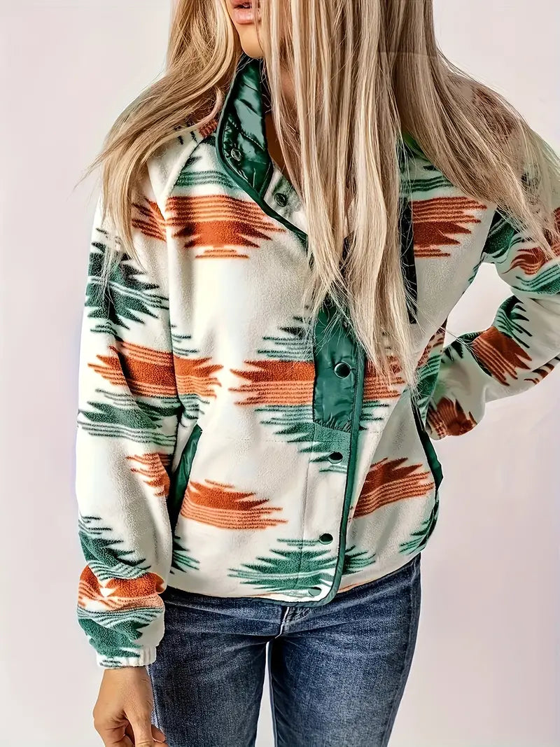 Mujer luciendo cárdigan de punto elegante. Chaqueta versátil y cómoda, ideal para un estilo diario chic.