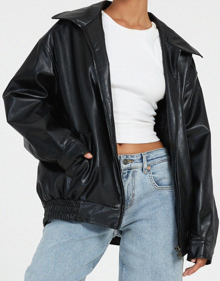 Chaqueta de cuero Nora oversize para mujer, vista frontal abierta, estilo atrevido para prendas exteriores de otoño.