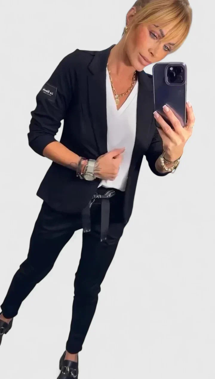 Blazer elegante de mujer en conjunto de dos piezas. Perfecto para looks de oficina y moda casual femenina.
