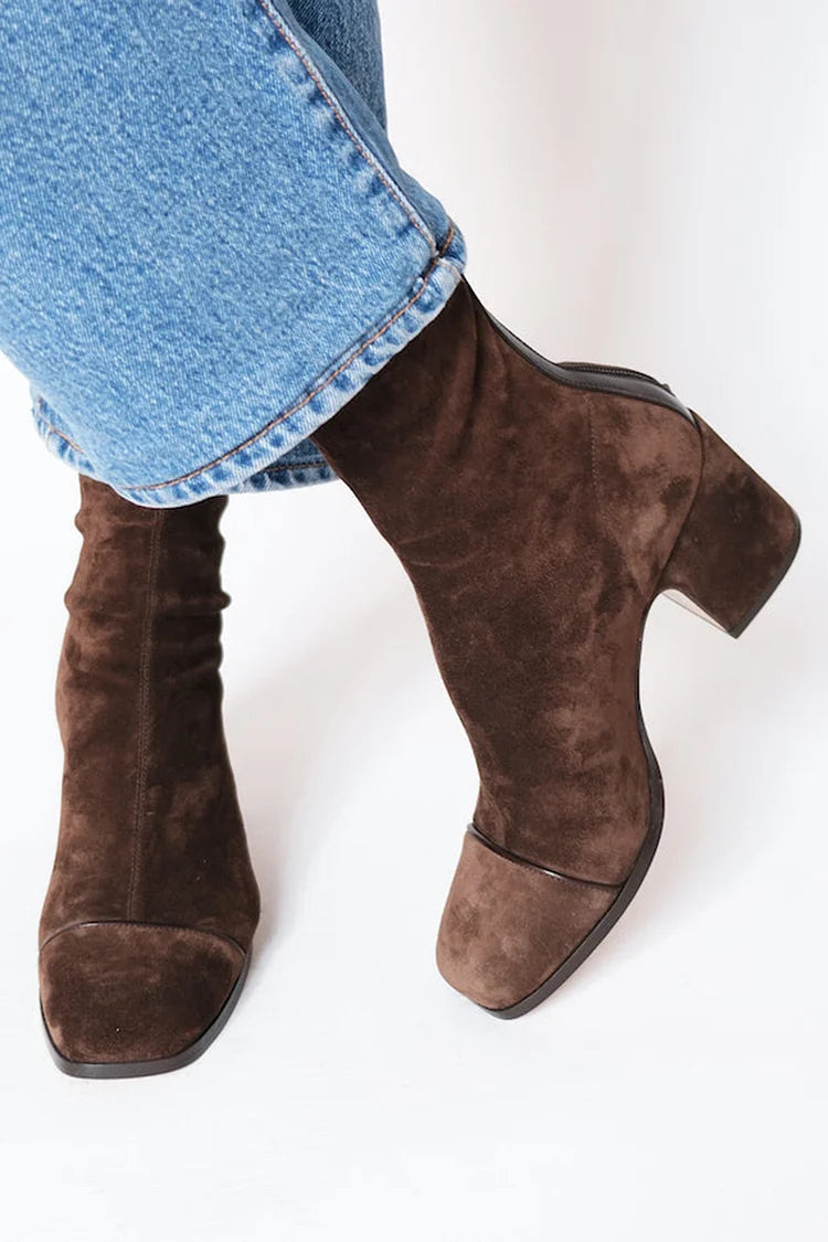 Botas elegantes de mujer con tacón y punta cuadrada, perfectas para moda de otoño/invierno. Estilo moderno y sofisticado.