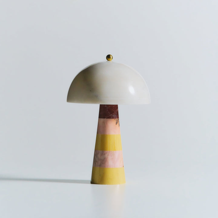 Decoración del hogar con lámpara de mármol y diseño orgánico, una pieza única de estilo.
