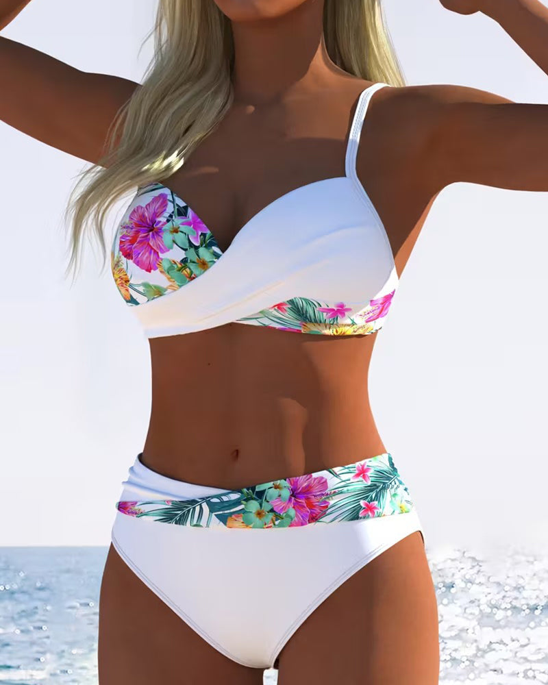 Estampado floral tropical vibrante en bikini de mujer con tirantes finos. Moda de verano favorecedora.