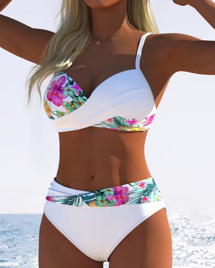 Estampado floral tropical vibrante en bikini de mujer con tirantes finos. Moda de verano favorecedora.