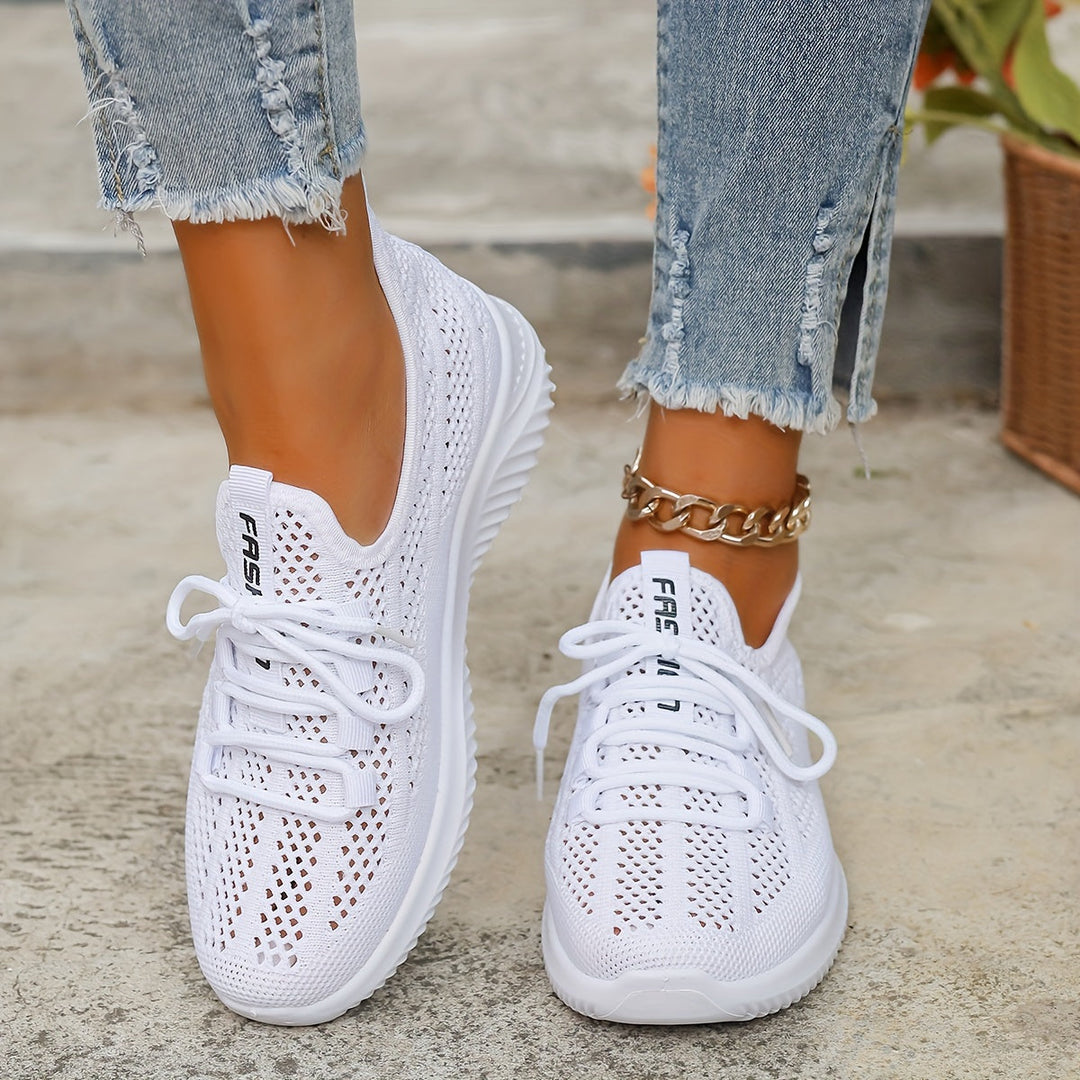 Zapatillas de mujer blancas, ideales para actividades diarias. Ligeras, transpirables y con amortiguación.