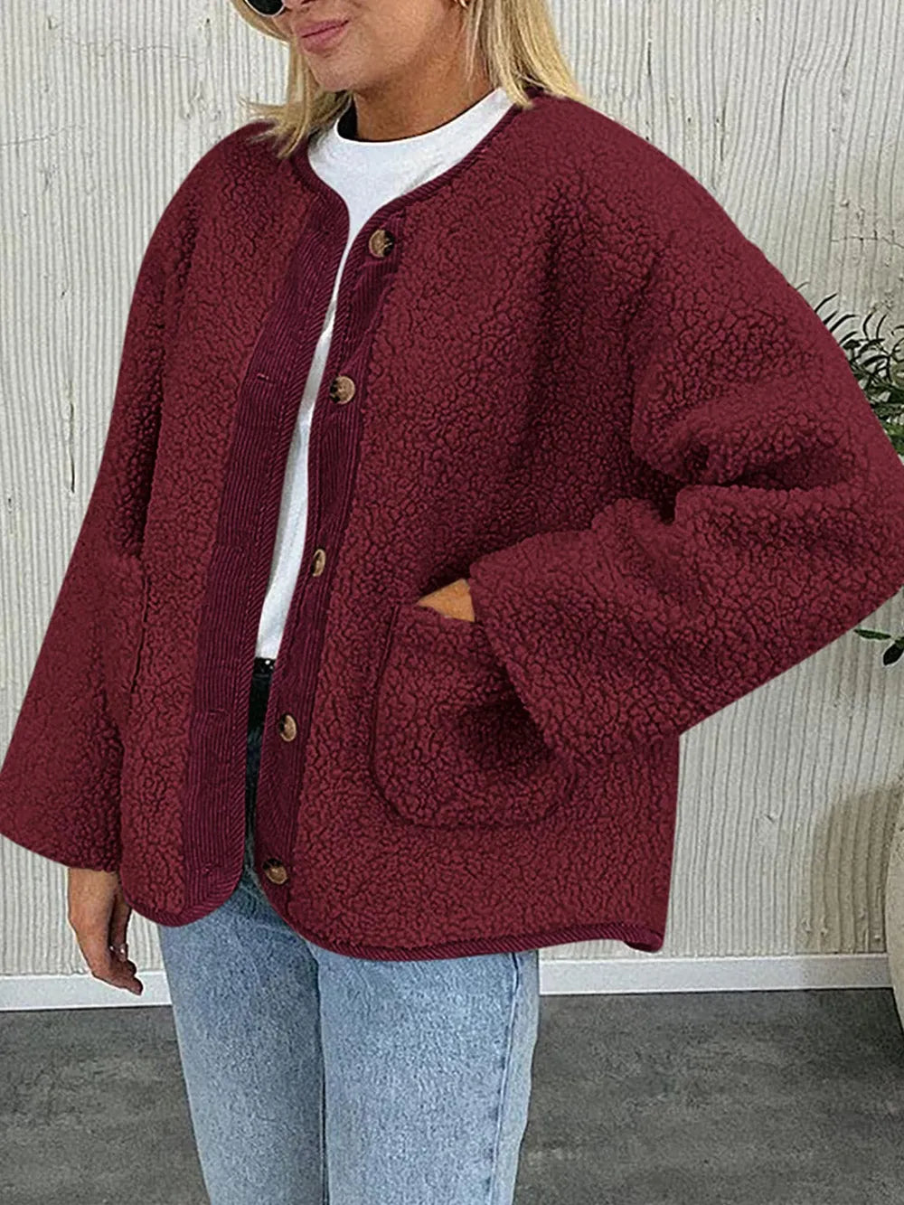 Chaqueta de invierno femenina, borreguito bicolor, con bolsillos para mayor comodidad.
