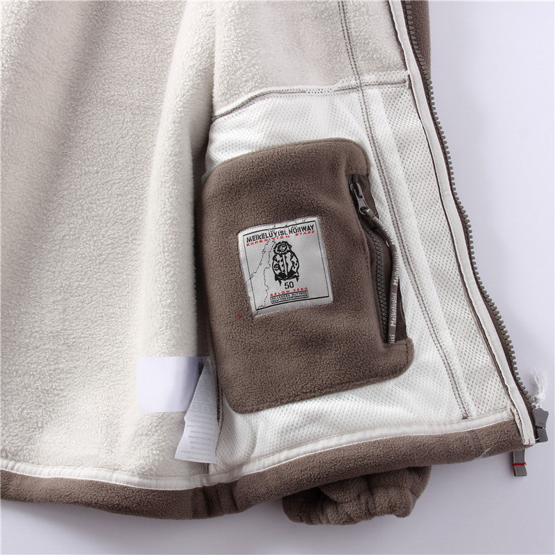 Chaqueta urbana deportiva para hombre, estilo moderno y protección versátil contra el frío y la lluvia.