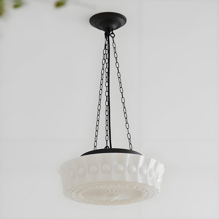 Diseño cilíndrico de lámpara colgante, ideal para iluminación de comedores o cocinas.