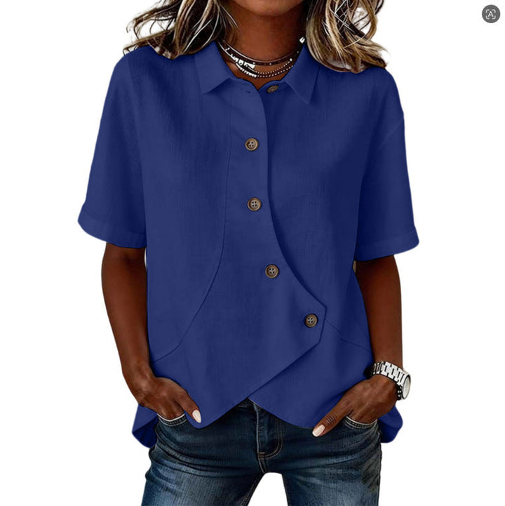 Detalle de la camisa asimétrica de mujer con botones. Estilo elegante y moderno, perfecto para cualquier ocasión.