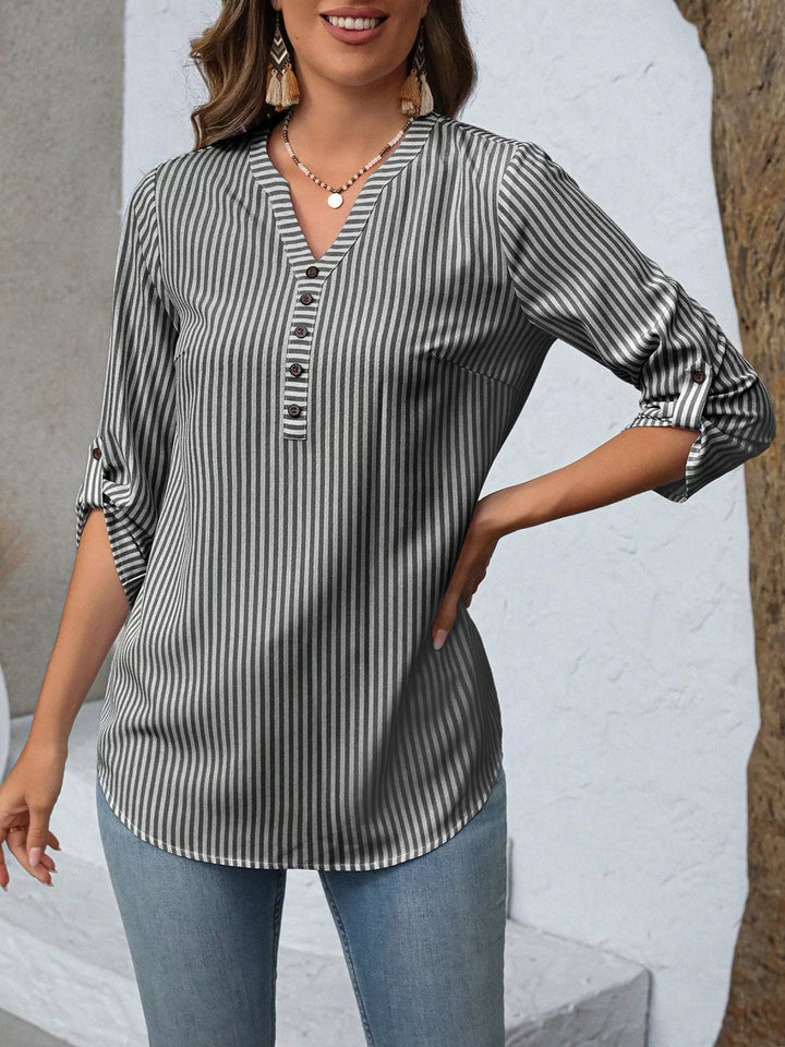 Blusa femenina a rayas con escote en V y botones, mangas con pestaña para enrollar.