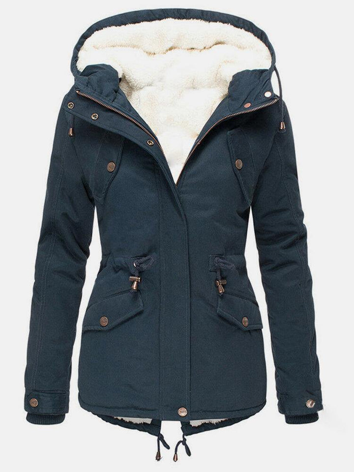 Mujer luciendo abrigo de invierno con capucha, perfecto para días fríos, combina moda, calidez y protección.