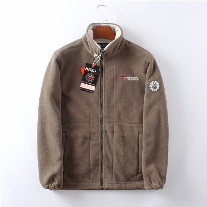 Abrigo masculino moderno, protección total en clima extremo, ideal para aventuras y estilo urbano.