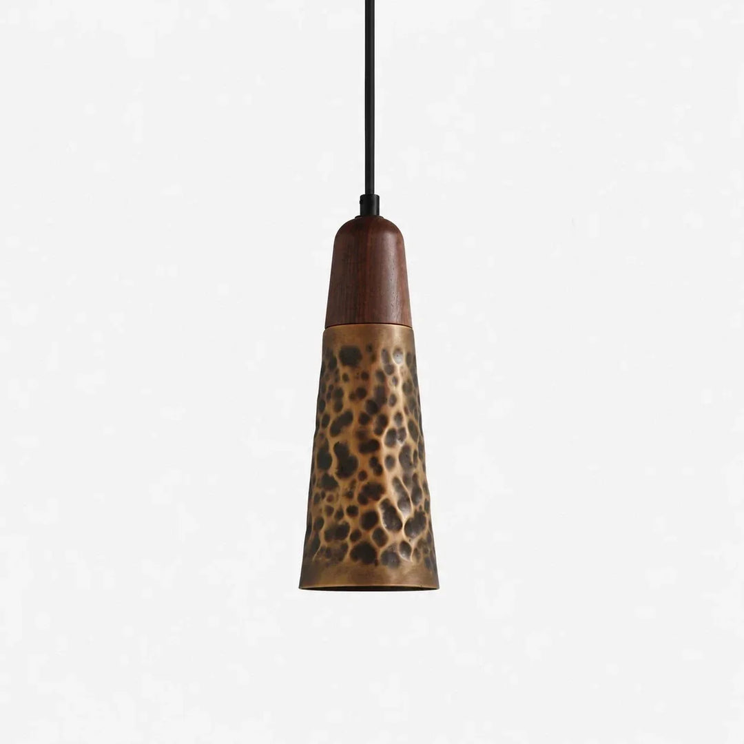 Elegante lámpara de cobre colgante, acabado martillado, ideal para crear ambiente en comedor.