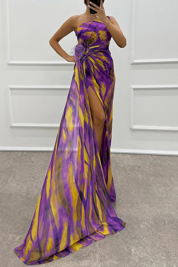 Vestido asimétrico cian para fiesta de noche. Largo, con abertura. Moda elegante para mujer invitada.