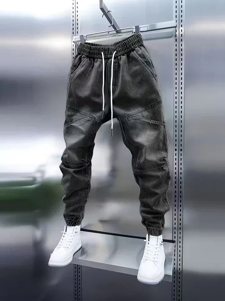 Hombre luciendo pantalón vaquero negro de corte amplio, perfecto para un look casual y moderno.