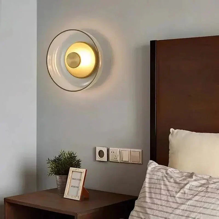 Lámpara de pared moderna con pantalla de vidrio redonda, diseño minimalista nórdico para iluminación interior LED.