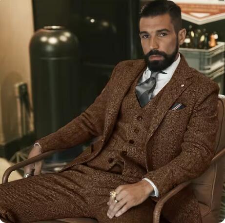 Pantalón de vestir hombre slim fit, complemento del traje tres piezas de espiga. Moda masculina actual.