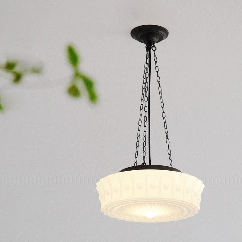 Lámpara de techo cilíndrica para decoración de hogar, fabricada en hierro y vidrio duradero.