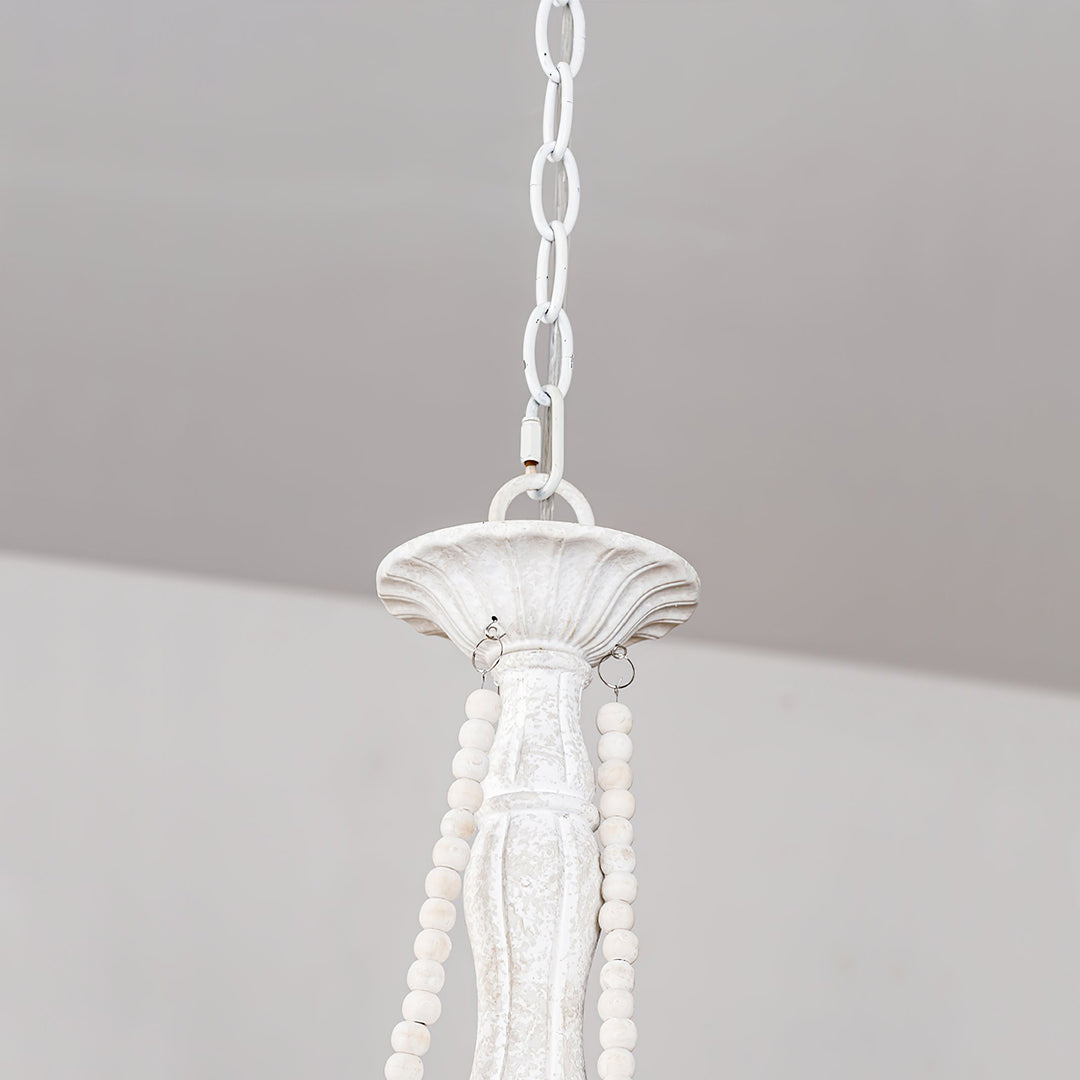 Iluminación principal con lámpara colgante candelabro mate de tres brazos. Ideal para espacios modernos.