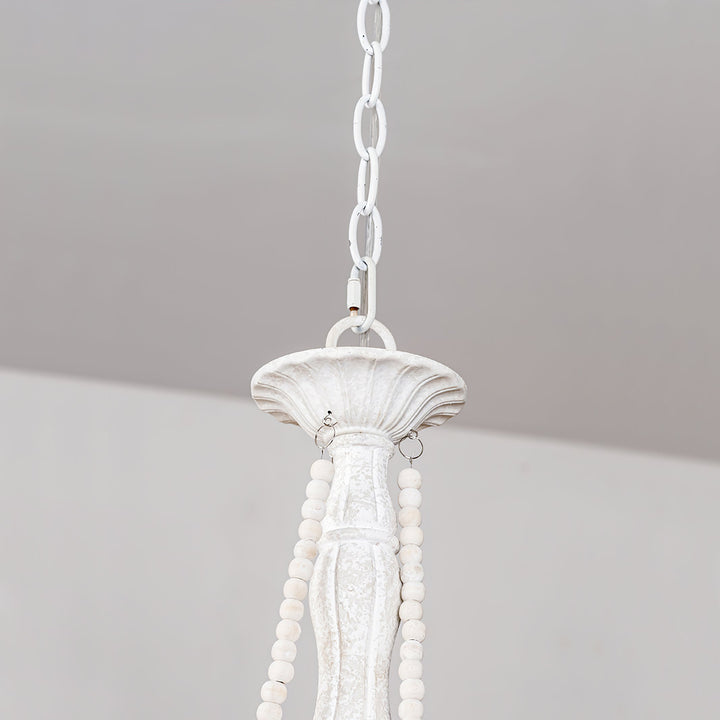 Iluminación principal con lámpara colgante candelabro mate de tres brazos. Ideal para espacios modernos.